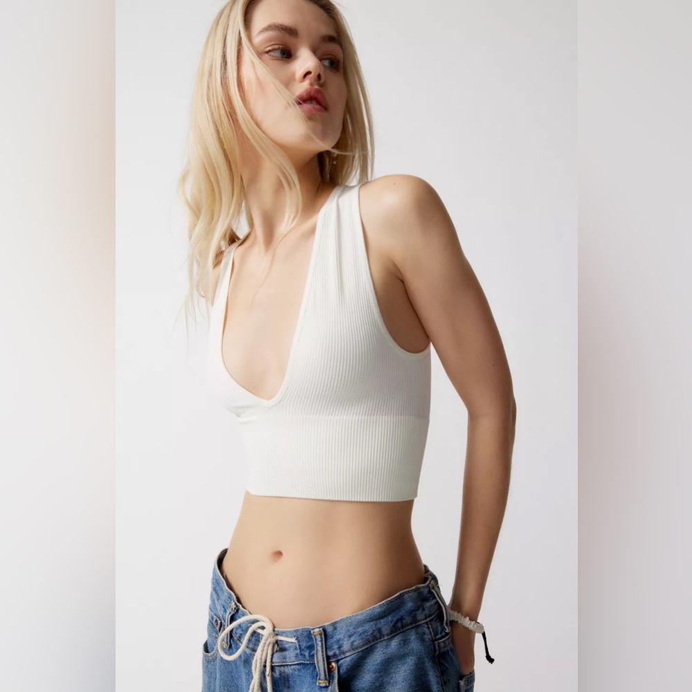 Urban Outfitters🕊️Out from Under Plunge Bra Top
Size: M
Worn Once
$20